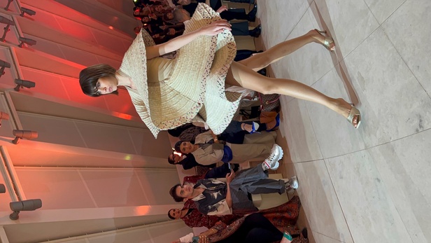 في أسبوع الرياض للموضة أشعلت علامة Kaf By Kaf شرارة الإبداع وأدخلت الاتجاه المفاهيمي للتقويم الأنيق