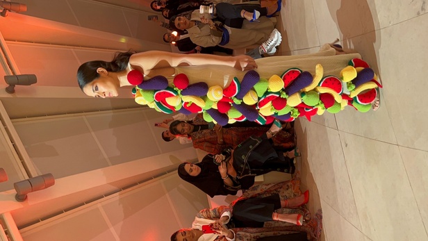 في أسبوع الرياض للموضة أشعلت علامة Kaf By Kaf شرارة الإبداع وأدخلت الاتجاه المفاهيمي للتقويم الأنيق