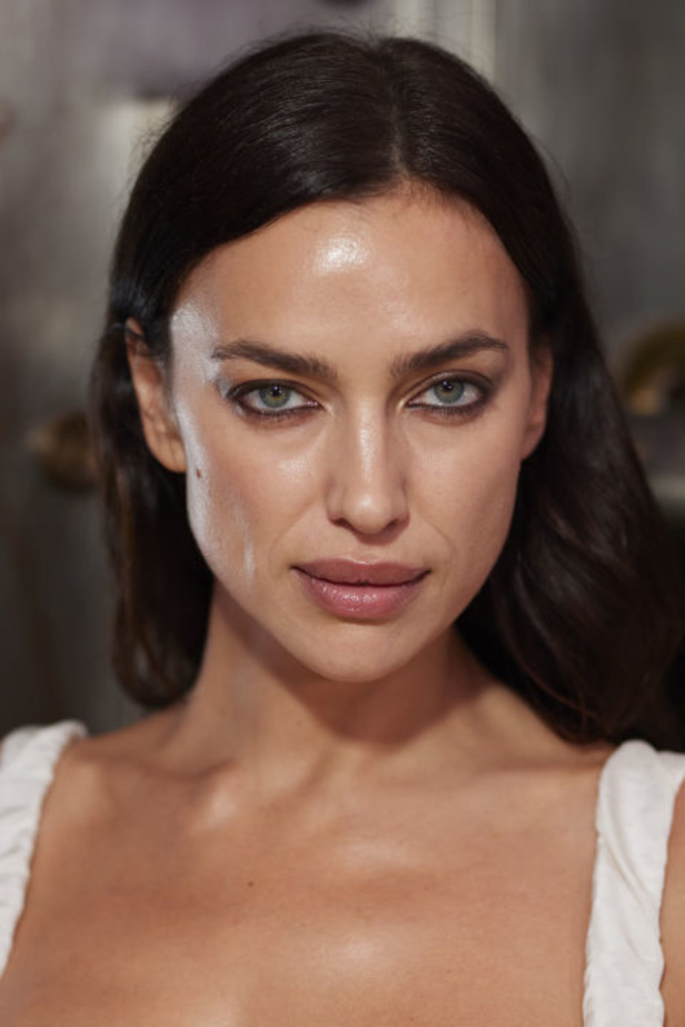 المصمم Andreas Kronthaler يعيد ابتكار بعض التصاميم الأكثر شهرة التي شارك في تصميمها هو وفيفيان ويستوود على مر السنين