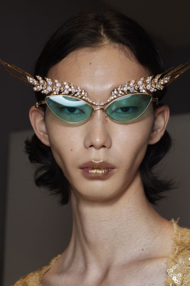 المصمم Andreas Kronthaler يعيد ابتكار بعض التصاميم الأكثر شهرة التي شارك في تصميمها هو وفيفيان ويستوود على مر السنين