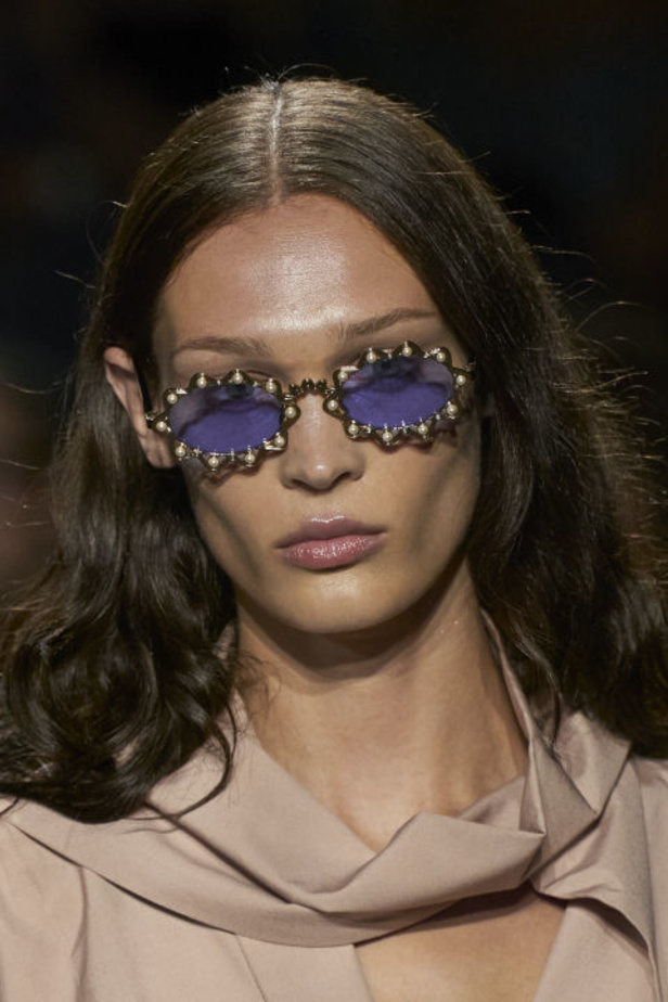 المصمم Andreas Kronthaler يعيد ابتكار بعض التصاميم الأكثر شهرة التي شارك في تصميمها هو وفيفيان ويستوود على مر السنين