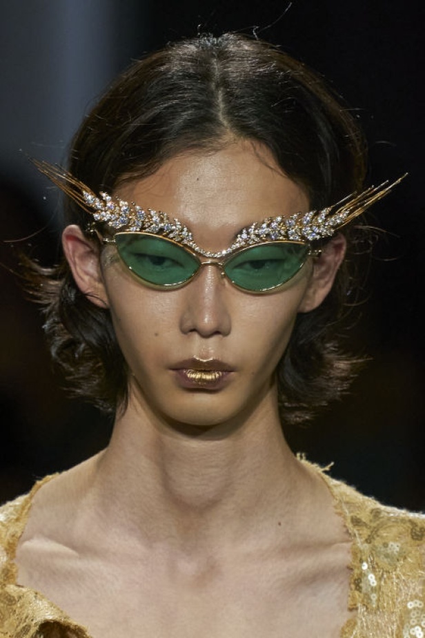 المصمم Andreas Kronthaler يعيد ابتكار بعض التصاميم الأكثر شهرة التي شارك في تصميمها هو وفيفيان ويستوود على مر السنين