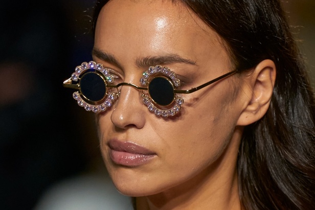 المصمم Andreas Kronthaler يعيد ابتكار بعض التصاميم الأكثر شهرة التي شارك في تصميمها هو وفيفيان ويستوود على مر السنين