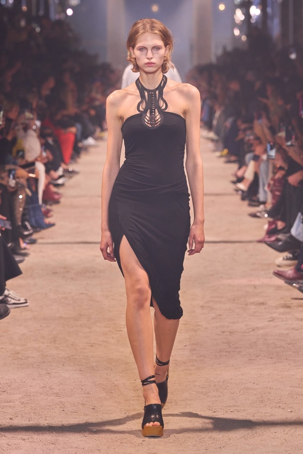 تصاميم Isabel Marant لربيع وصيف 2024 تجمع بين الخفة والأنوثة