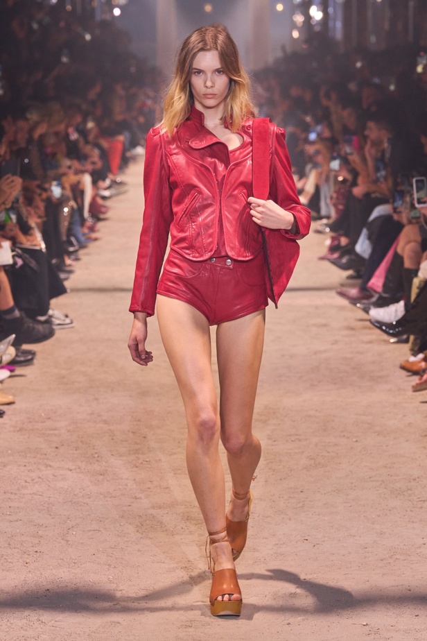 تصاميم Isabel Marant لربيع وصيف 2024 تجمع بين الخفة والأنوثة