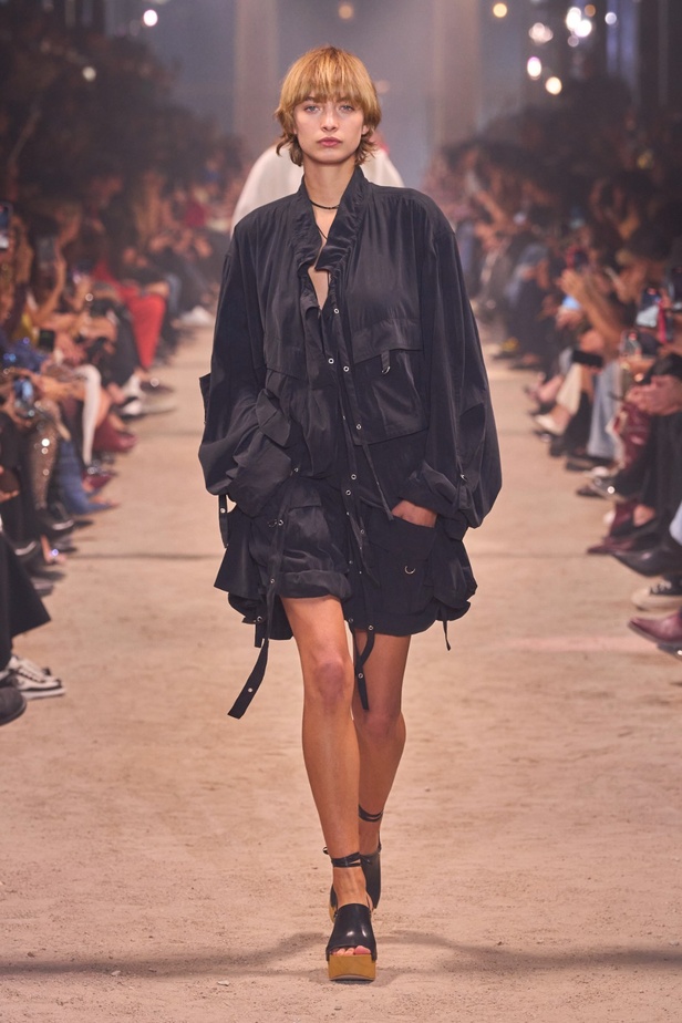 تصاميم Isabel Marant لربيع وصيف 2024 تجمع بين الخفة والأنوثة