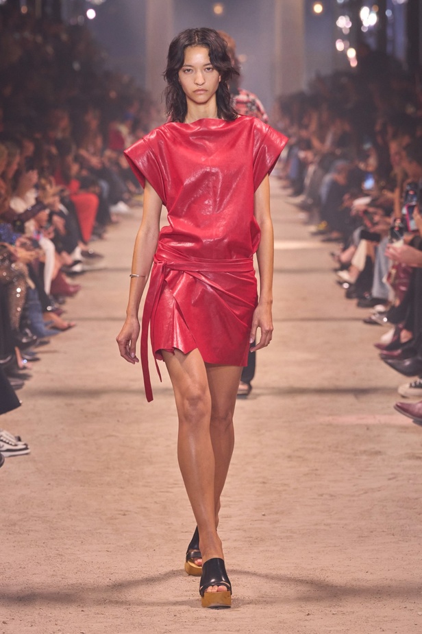 تصاميم Isabel Marant لربيع وصيف 2024 تجمع بين الخفة والأنوثة