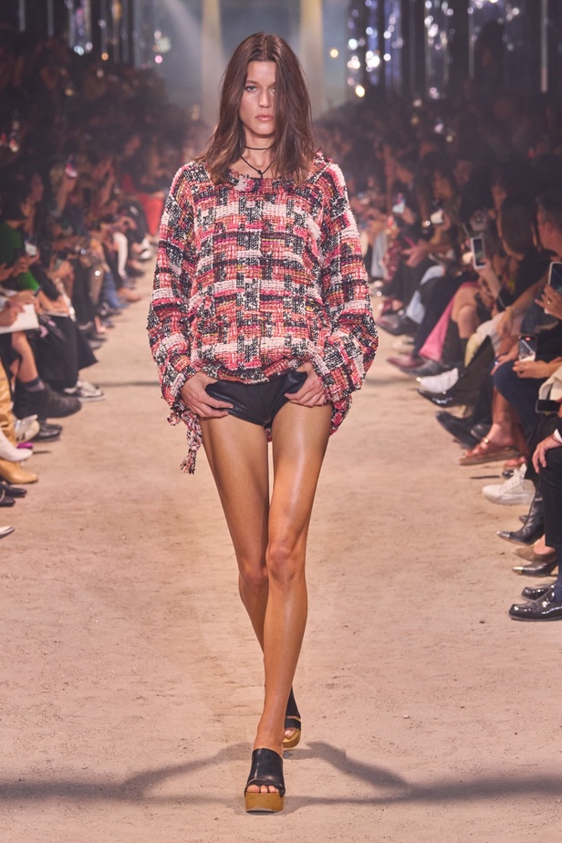 تصاميم Isabel Marant لربيع وصيف 2024 تجمع بين الخفة والأنوثة