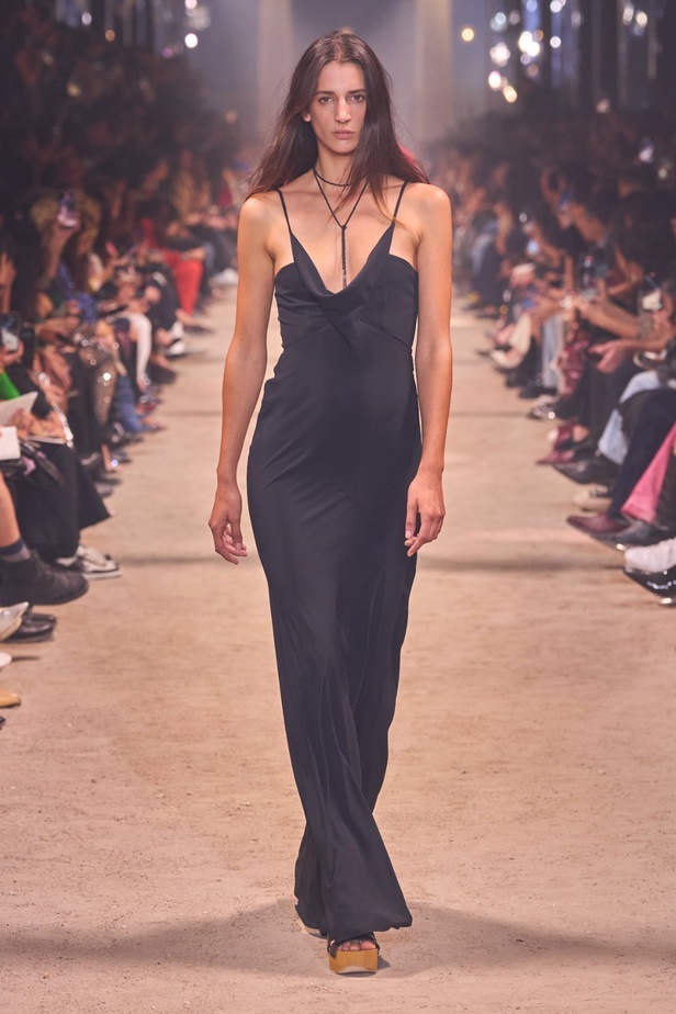 تصاميم Isabel Marant لربيع وصيف 2024 تجمع بين الخفة والأنوثة