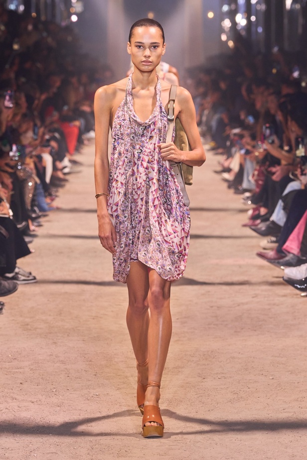 تصاميم Isabel Marant لربيع وصيف 2024 تجمع بين الخفة والأنوثة