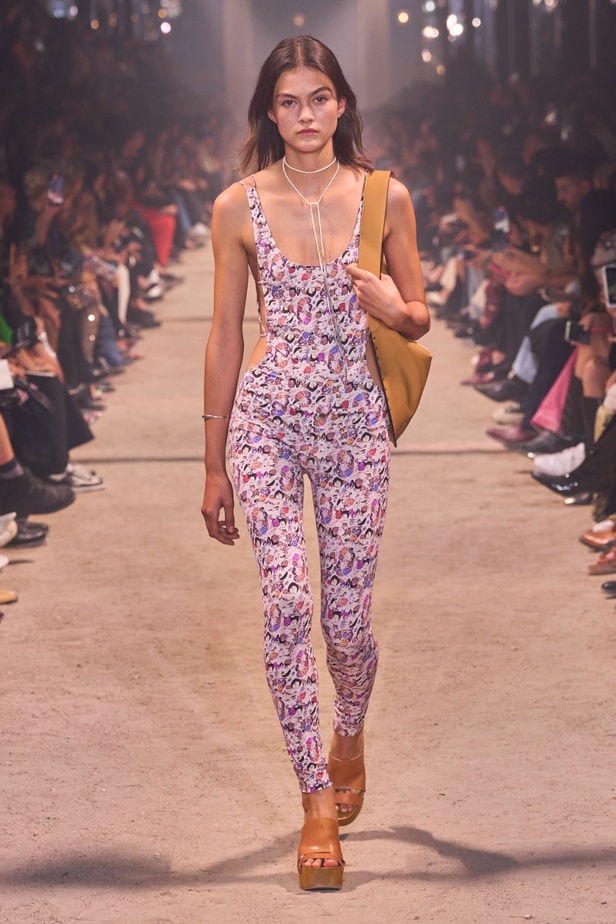 تصاميم Isabel Marant لربيع وصيف 2024 تجمع بين الخفة والأنوثة