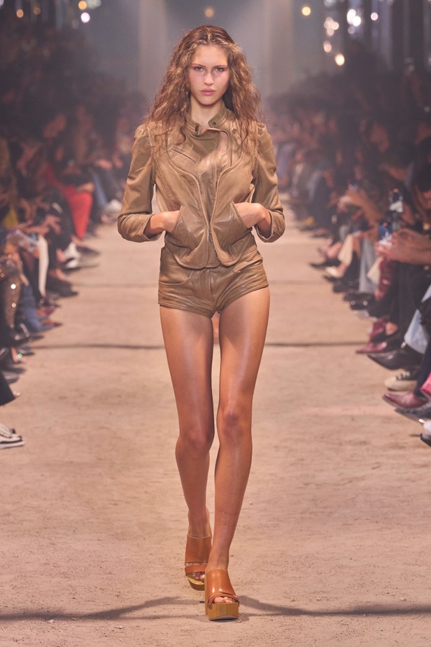 تصاميم Isabel Marant لربيع وصيف 2024 تجمع بين الخفة والأنوثة