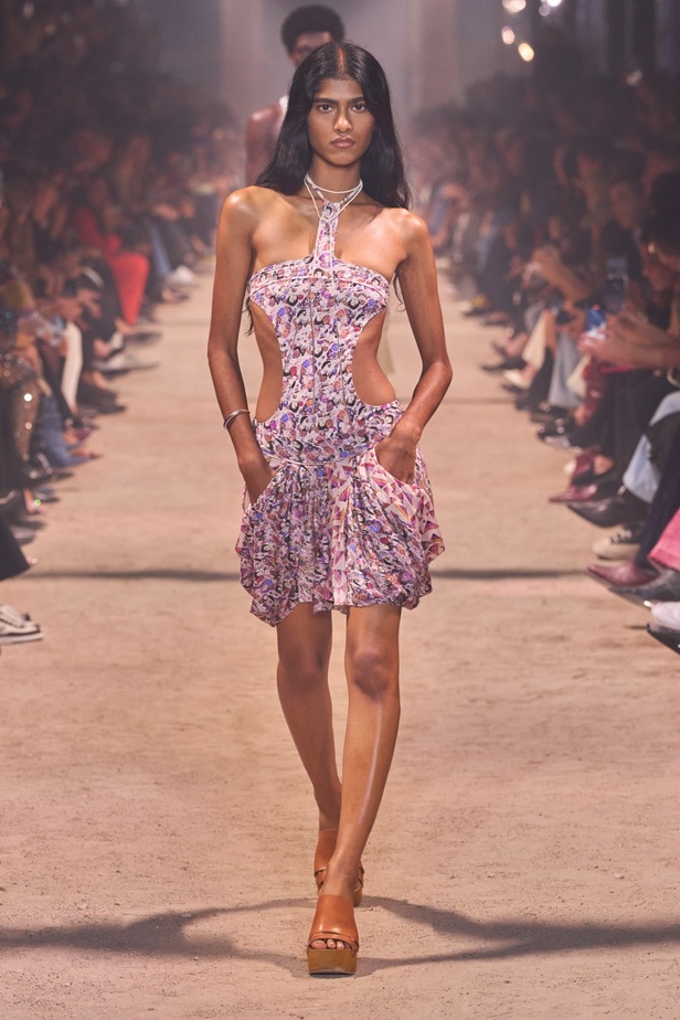 تصاميم Isabel Marant لربيع وصيف 2024 تجمع بين الخفة والأنوثة