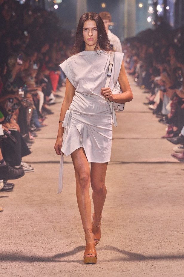 تصاميم Isabel Marant لربيع وصيف 2024 تجمع بين الخفة والأنوثة