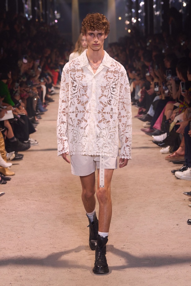 تصاميم Isabel Marant لربيع وصيف 2024 تجمع بين الخفة والأنوثة