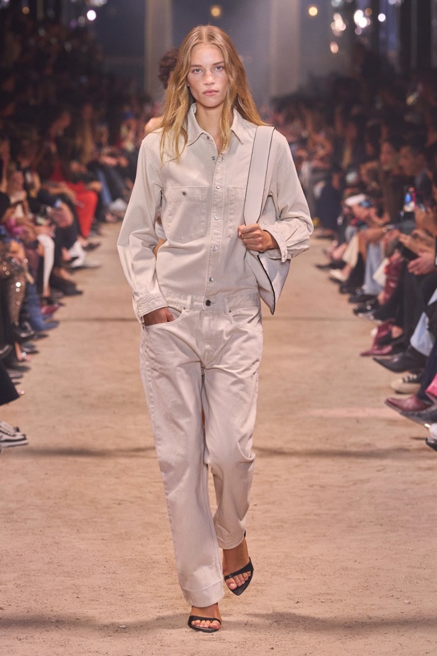 تصاميم Isabel Marant لربيع وصيف 2024 تجمع بين الخفة والأنوثة