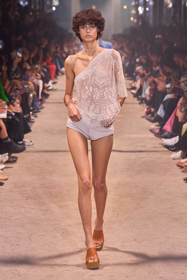 تصاميم Isabel Marant لربيع وصيف 2024 تجمع بين الخفة والأنوثة