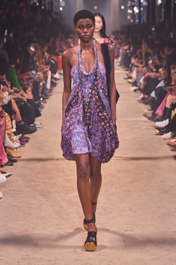 تصاميم Isabel Marant لربيع وصيف 2024 تجمع بين الخفة والأنوثة