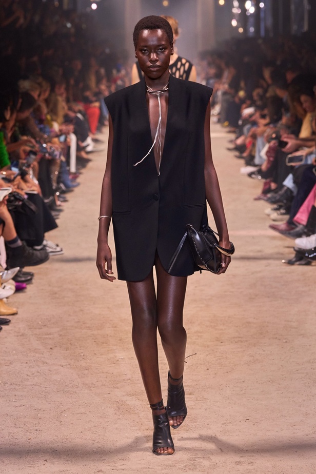 تصاميم Isabel Marant لربيع وصيف 2024 تجمع بين الخفة والأنوثة