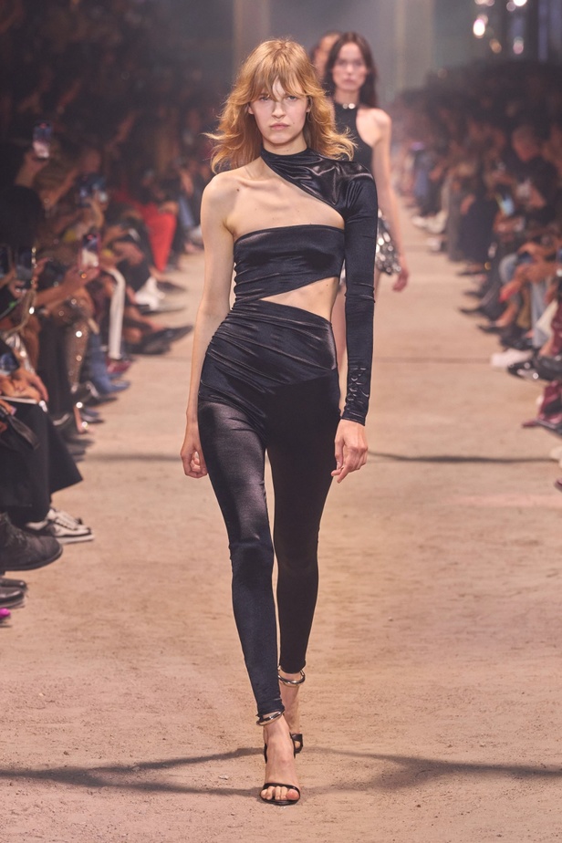 تصاميم Isabel Marant لربيع وصيف 2024 تجمع بين الخفة والأنوثة