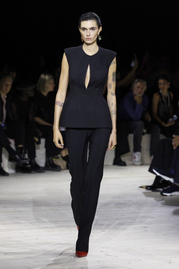 مجموعة Alexander McQueen لربيع وصيف 2024