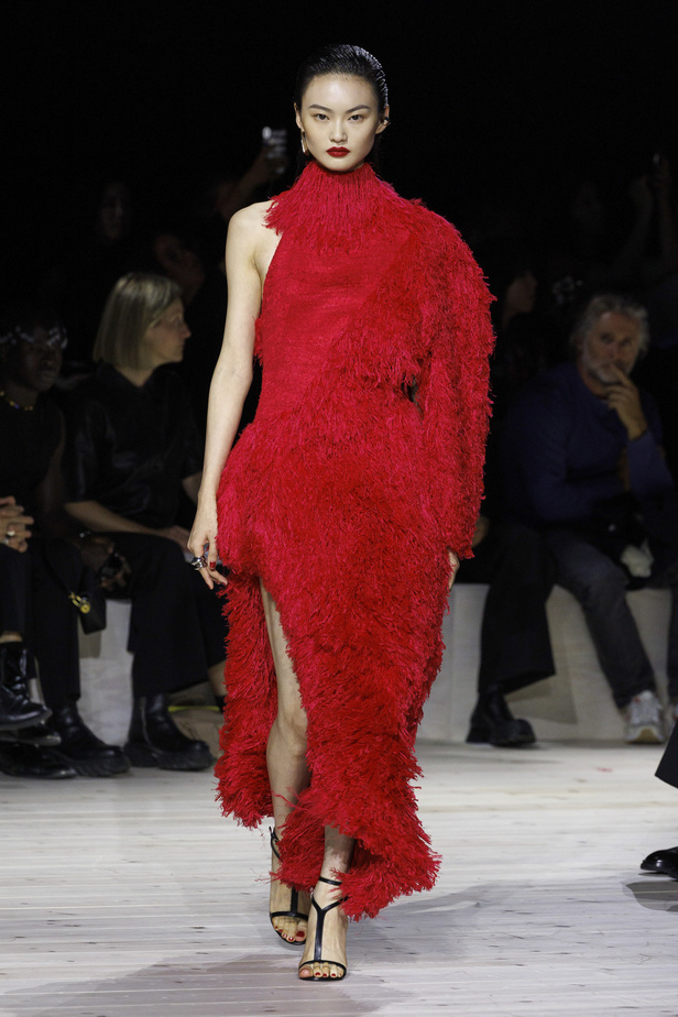 مجموعة Alexander McQueen لربيع وصيف 2024