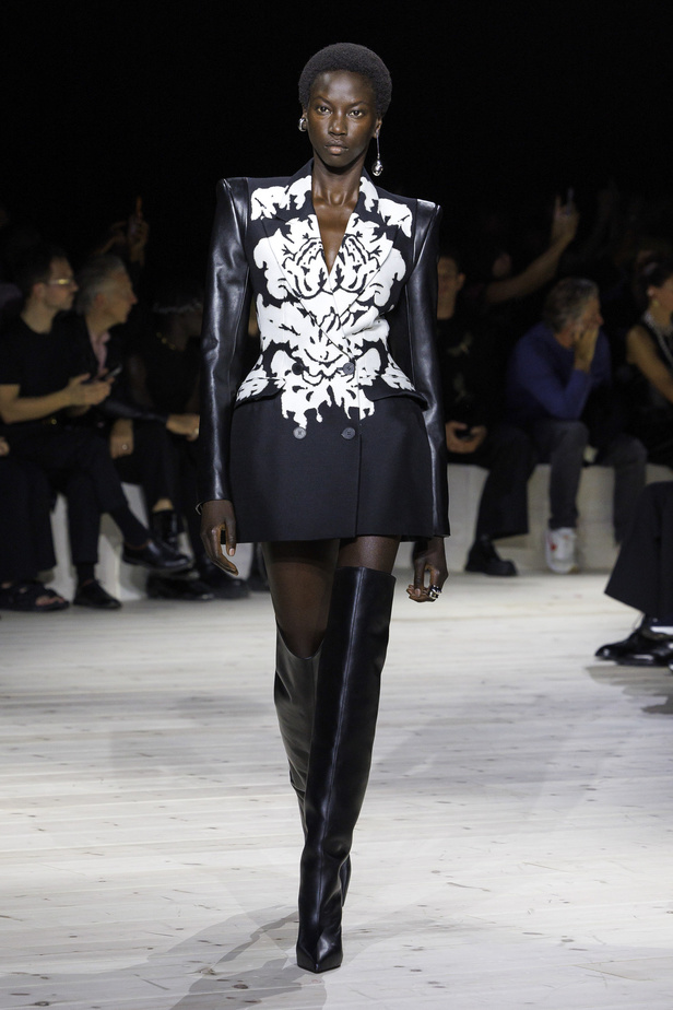 مجموعة Alexander McQueen لربيع وصيف 2024