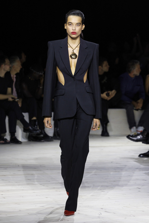 مجموعة Alexander McQueen لربيع وصيف 2024