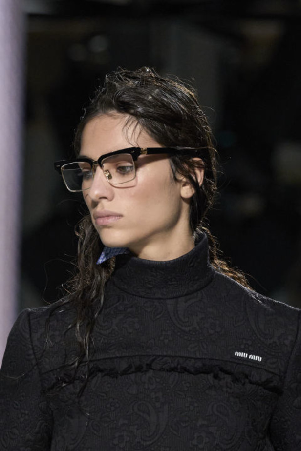 مجموعة Miu Miu لربيع وصيف 2024 بحث عن تعريف عاكس وعنوان تفاعلي للجمال في العصر الحديث