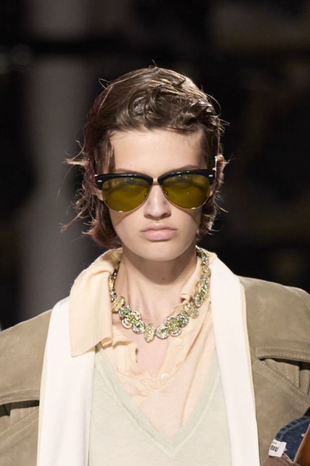 مجموعة Miu Miu لربيع وصيف 2024 بحث عن تعريف عاكس وعنوان تفاعلي للجمال في العصر الحديث