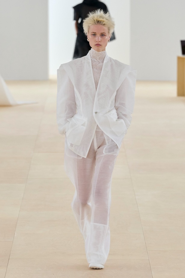 مجموعة Issey Miyake لربيع وصيف 2024