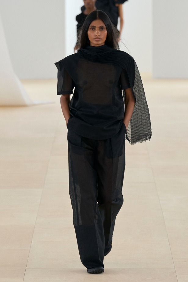 مجموعة Issey Miyake لربيع وصيف 2024