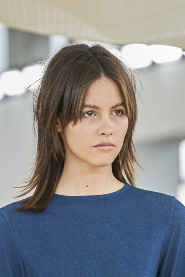 مجموعة Issey Miyake لربيع 2024 أنيقة تتلاعب بالأقمشة والشفافية