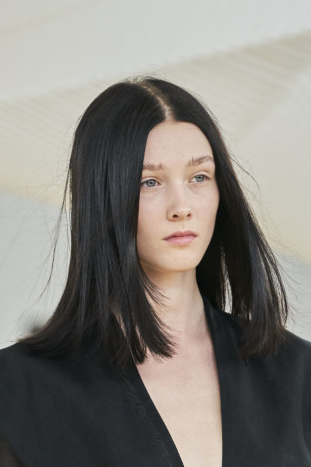 مجموعة Issey Miyake لربيع 2024 أنيقة تتلاعب بالأقمشة والشفافية