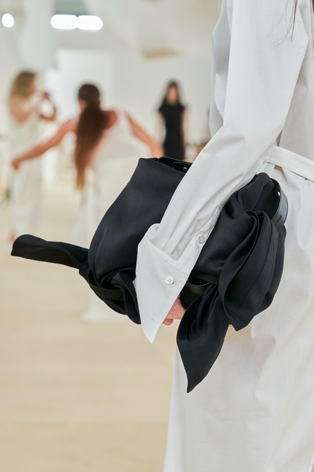 مجموعة Issey Miyake لربيع 2024 أنيقة تتلاعب بالأقمشة والشفافية