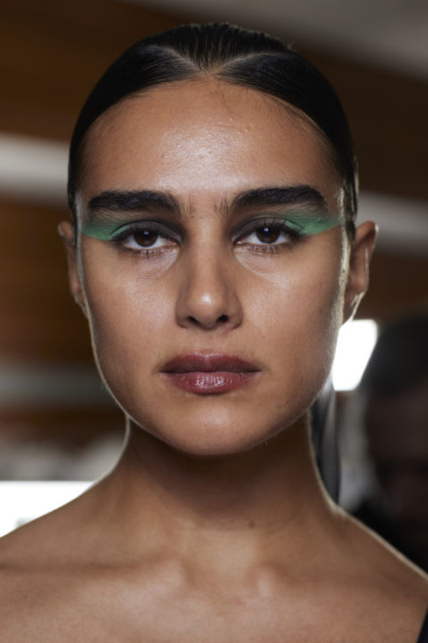 عرض Mugler لربيع وصيف 2024 مليء بالدراما والبريق والإثارة ومرصّع بالنجوم