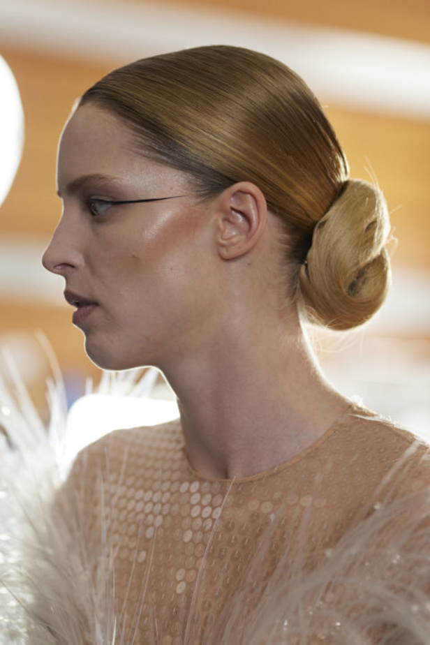 عرض Mugler لربيع وصيف 2024 مليء بالدراما والبريق والإثارة ومرصّع بالنجوم