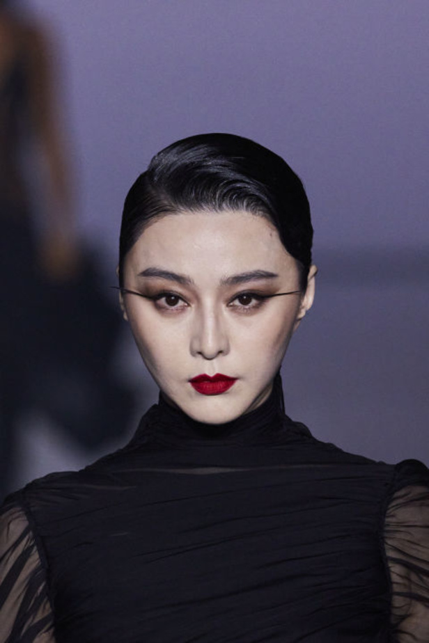 عرض Mugler لربيع وصيف 2024 مليء بالدراما والبريق والإثارة ومرصّع بالنجوم