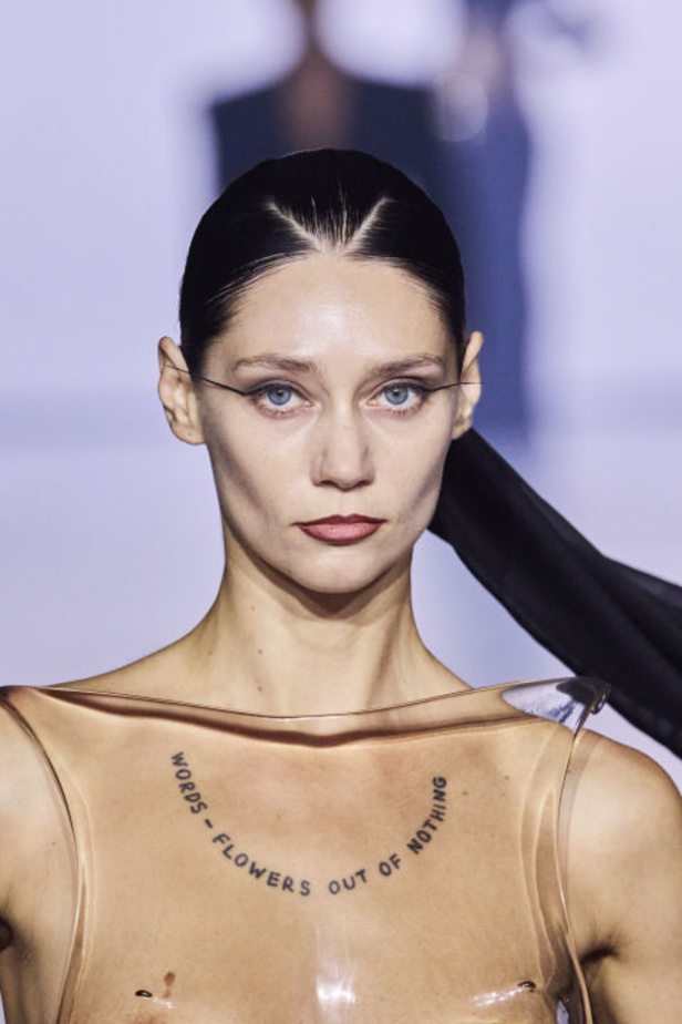 عرض Mugler لربيع وصيف 2024 مليء بالدراما والبريق والإثارة ومرصّع بالنجوم