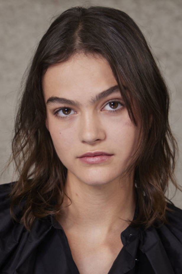 Stella McCartney تستولي على سوق باريس لتقديم مجموعة مسؤولة بنسبة 95% لربيع وصيف 2024 