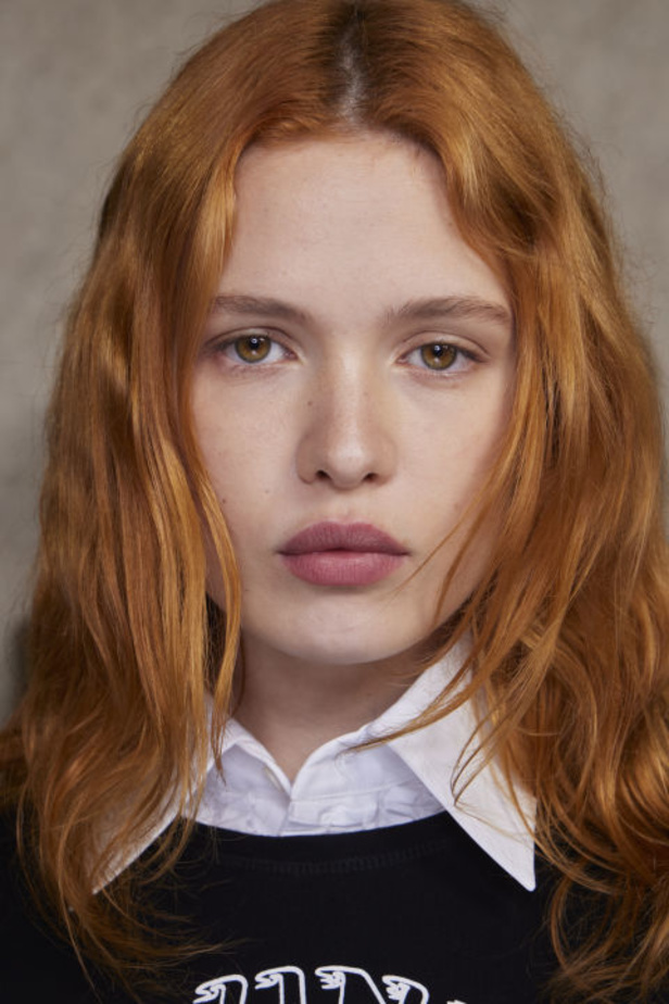 Stella McCartney تستولي على سوق باريس لتقديم مجموعة مسؤولة بنسبة 95% لربيع وصيف 2024 