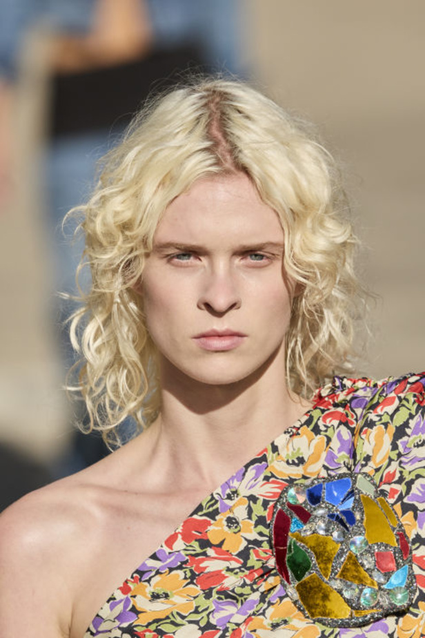 Stella McCartney تستولي على سوق باريس لتقديم مجموعة مسؤولة بنسبة 95% لربيع وصيف 2024 