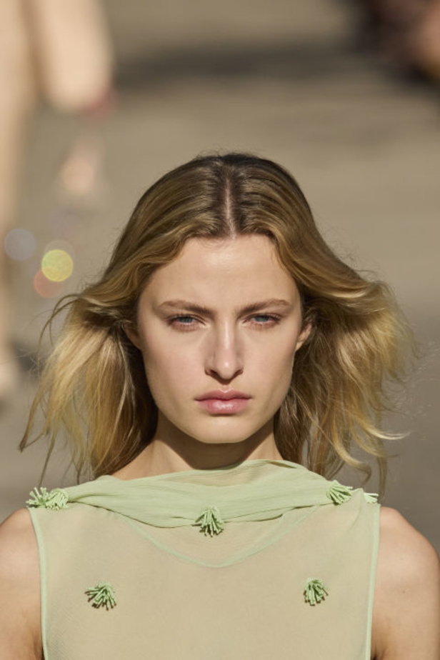 Stella McCartney تستولي على سوق باريس لتقديم مجموعة مسؤولة بنسبة 95% لربيع وصيف 2024 