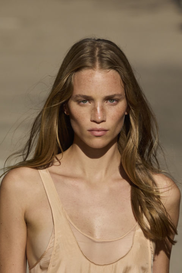 Stella McCartney تستولي على سوق باريس لتقديم مجموعة مسؤولة بنسبة 95% لربيع وصيف 2024 