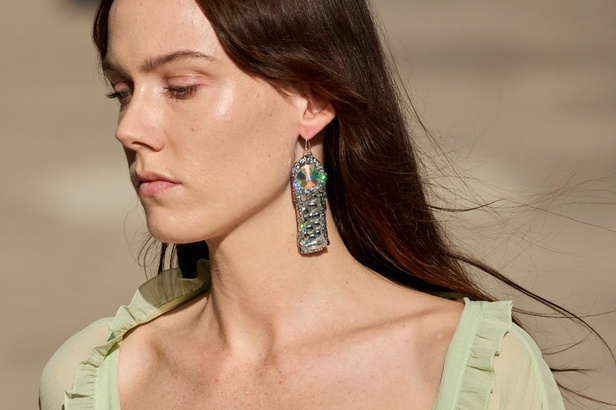 Stella McCartney تستولي على سوق باريس لتقديم مجموعة مسؤولة بنسبة 95% لربيع وصيف 2024 