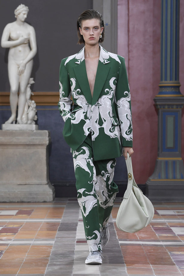 مجموعة Valentino LÉcole لربيع وصيف 2024