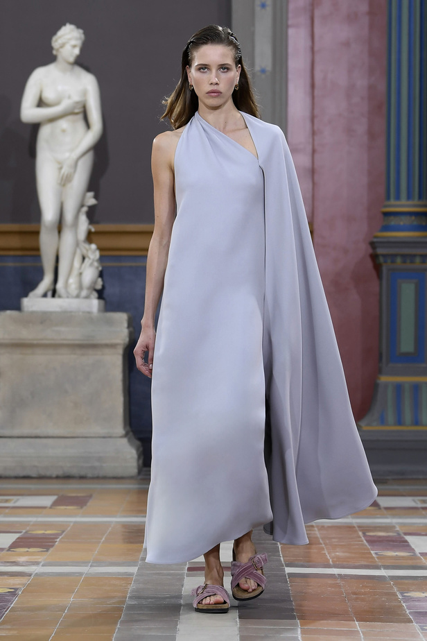 مجموعة Valentino LÉcole لربيع وصيف 2024