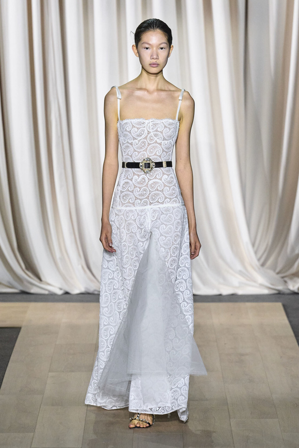 مجموعة Giambattista Valli لصيف 2024