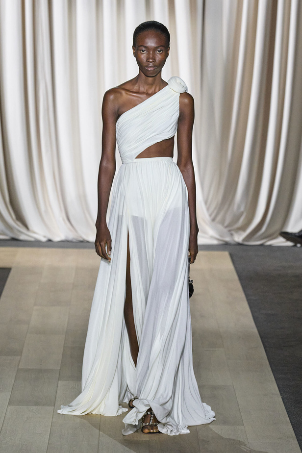 مجموعة Giambattista Valli لصيف 2024