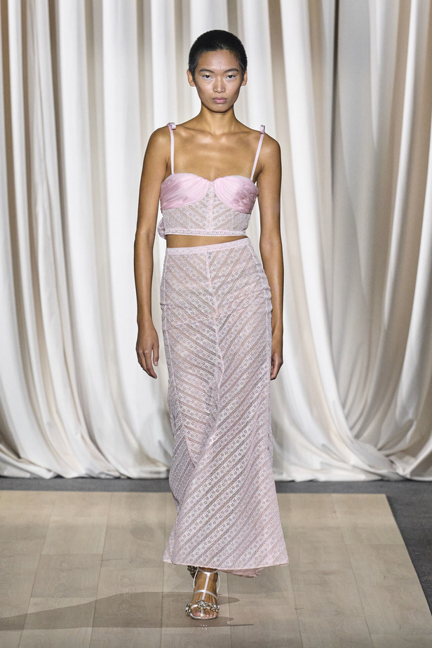 مجموعة Giambattista Valli لصيف 2024